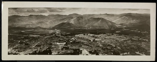 Vista panorâmica de cima de uma cidade, presumivelmente sobre ou perto do Canal do Panamá com montanhas além de 1913 (impressão em gelatina de prata)
